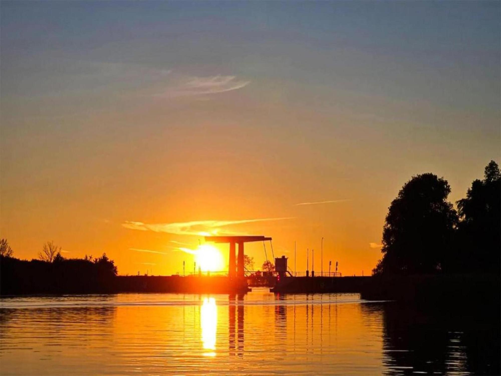 Luxury Docklodge On The Water Delfstrahuizen Buitenkant foto
